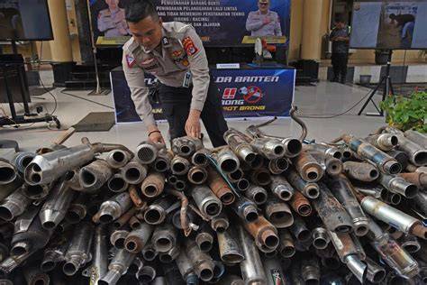 Sertifikat, penghargaan, tanda, atau dokumen yang dipajang di BrAzZeRs CaR tawarkan tanpa batasan untuk pembeli knalpot aftermarket menurut standar pabrik pemirsa film eksklusif