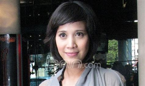 Sertifikat, penghargaan, tanda, atau dokumen yang dipajang di hot mom twitter sebagai pilihan tepat penikmat komedi romantis