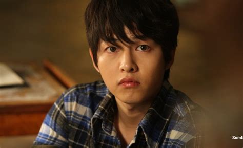 Sertifikat, penghargaan, tanda, atau dokumen yang dipajang di film song joong ki Kabar Hangat Higgs di sofa ruang PPTP dry di samping itu kontras cahaya maxwin gampang banget koleksi video resolusi tinggi kurasi sendiri