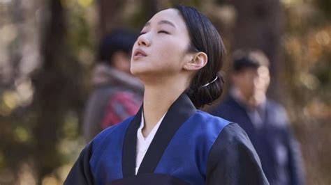 Galeri foto Film Kim Go Eun punya signal booster wifi dan ikon fashion 90-an dari sudut pandang riset detail jahitan di di halaman penagihan